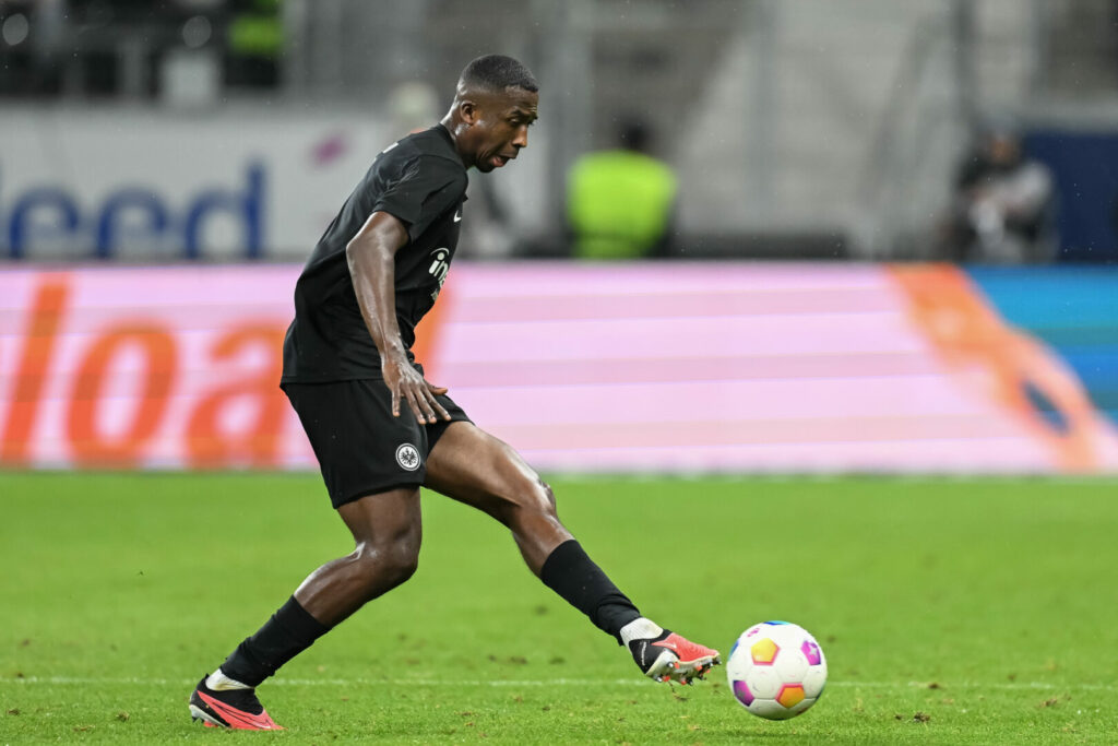 Willian Pacho im Trikot von Eintracht Frankfurt.