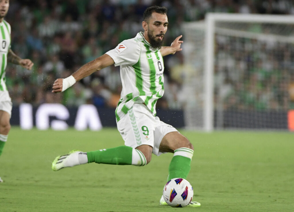 Borja Iglesias im Trikot von Real Betis.
