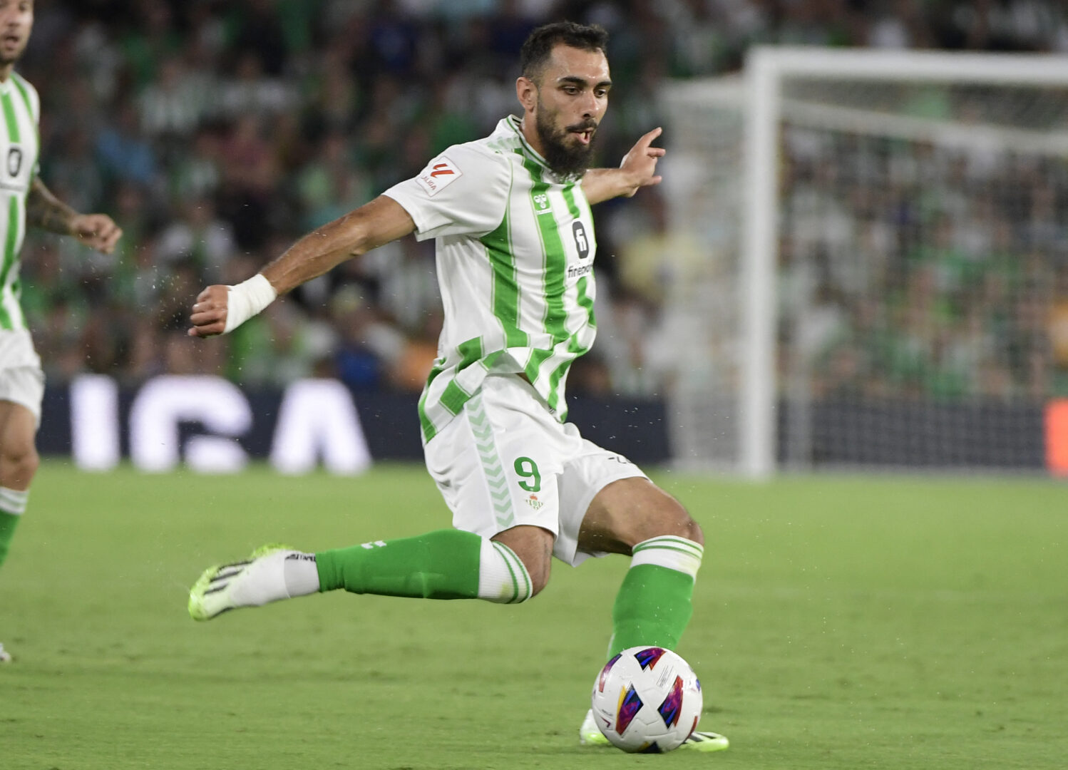 Borja Iglesias im Trikot von Real Betis.