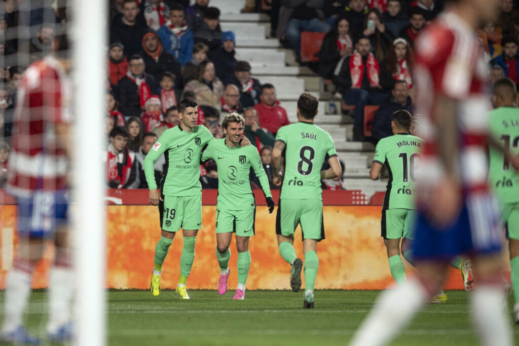 Álvaro Morata (l.) bejubelt seinen wichtigen Treffer. (Photo by JORGE GUERRERO/AFP via Getty Images)