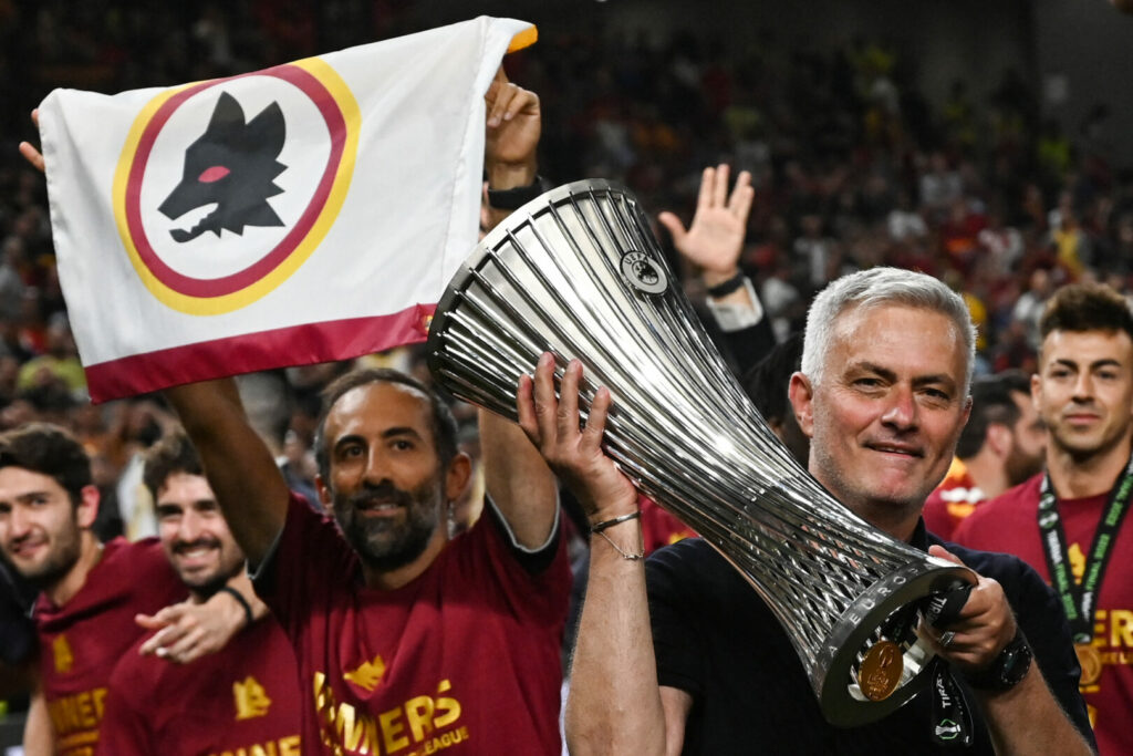 José Mourinho mit der Trophäe der Conference League.