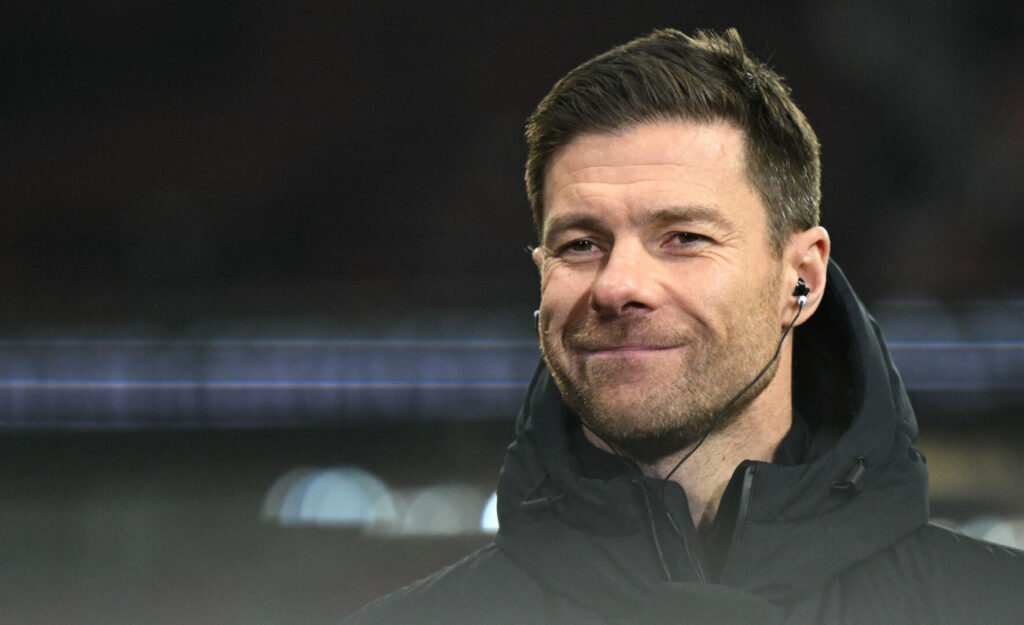 Xabi Alonso führt mit Bayer 04 die Bundesliga-Tabelle an. (Photo by INA FASSBENDER/AFP via Getty Images)