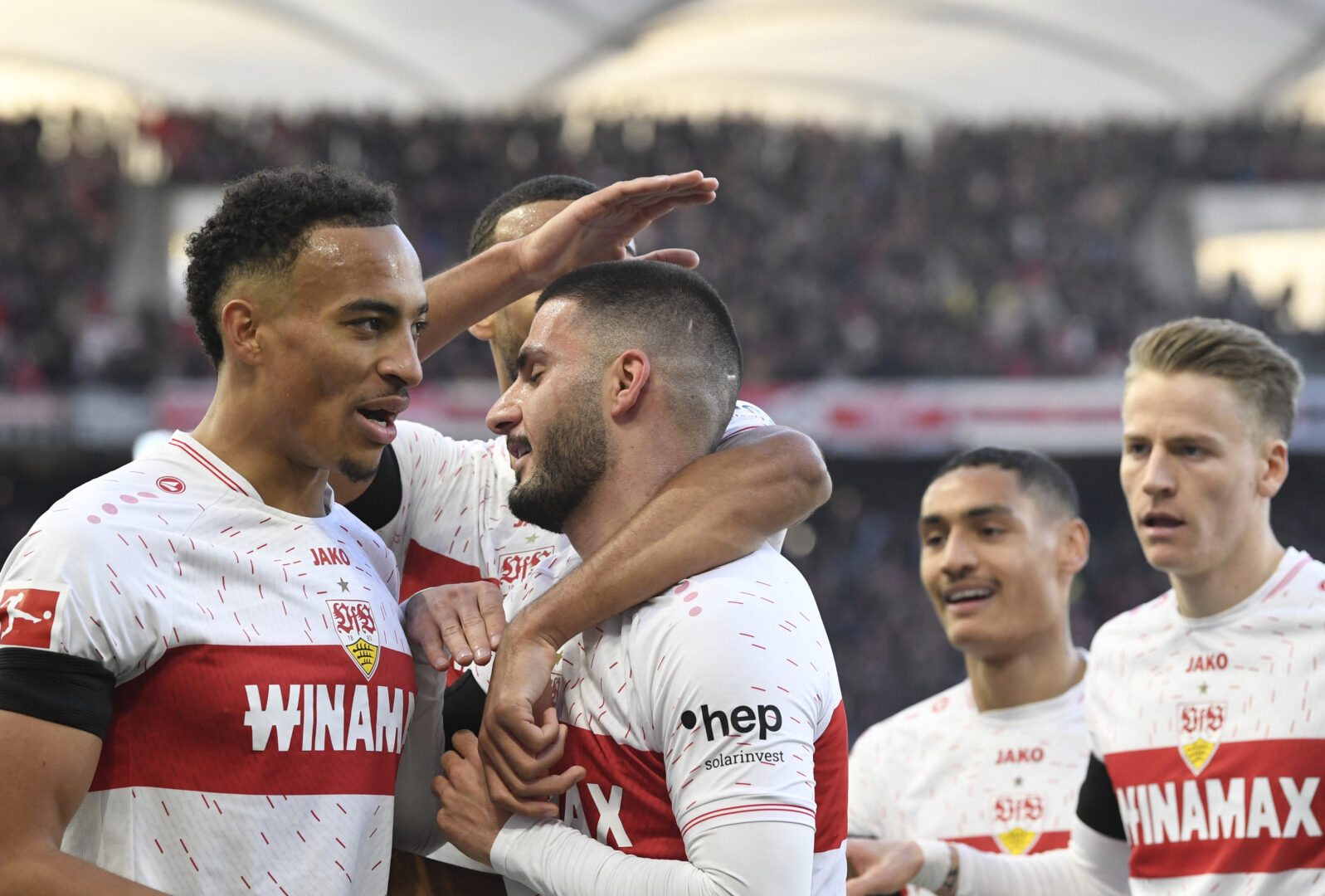 Bundesliga: Undav schießt Leipzig ab, Bayern gewinnt VAR-Festival in Augsburg