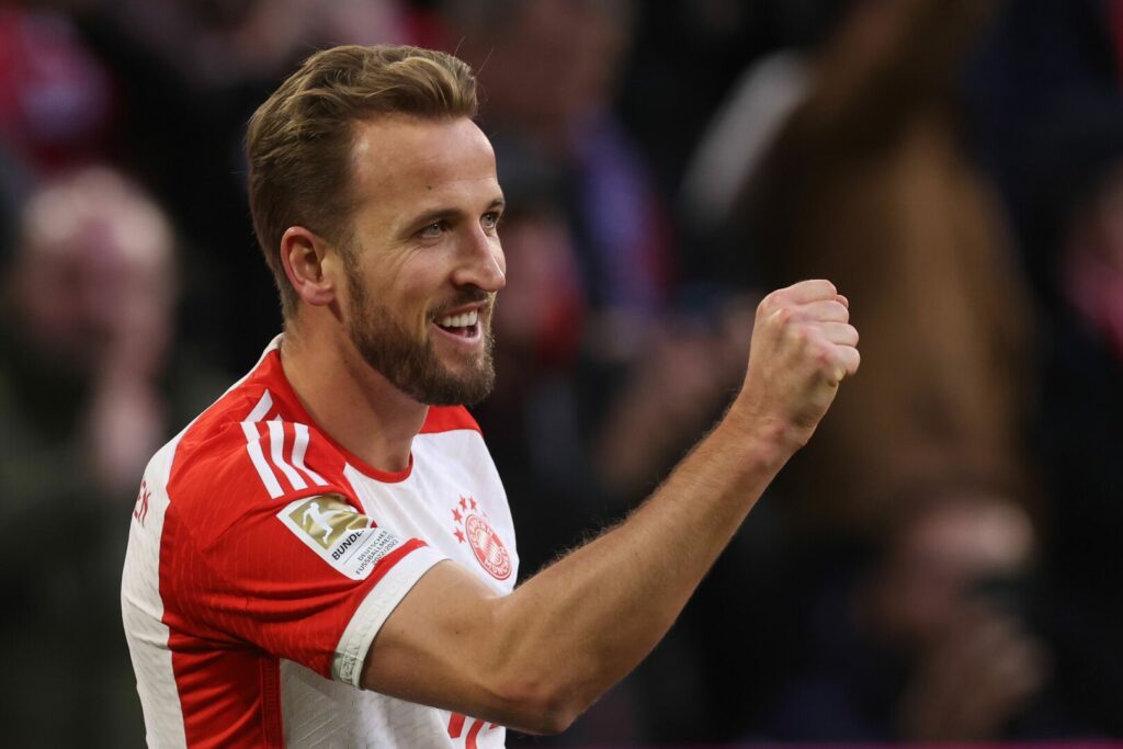 Harry Kane überragt Rasmus Höjlund und Randal Kolo Muani.