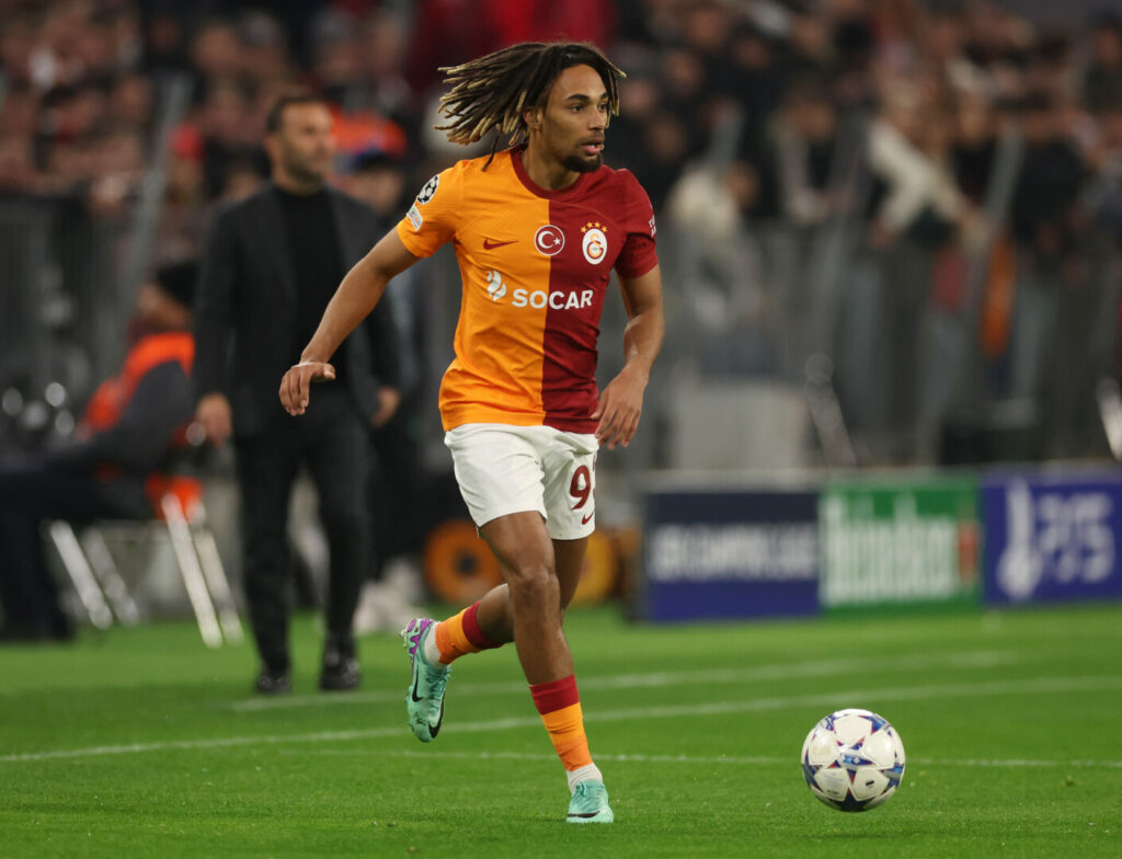 90PLUS-Ticker: Sacha Boey steht auf der Liste des FC Bayern.