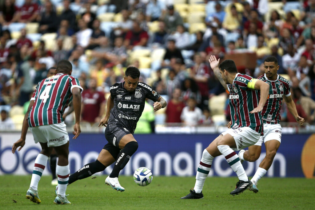 Marcos Leonardo gegen drei Spieler von Fluminense.