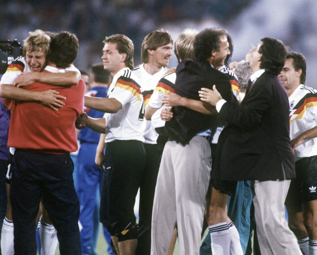 Franz Beckenbauer gewinnt mit Deutschland die WM 1990.