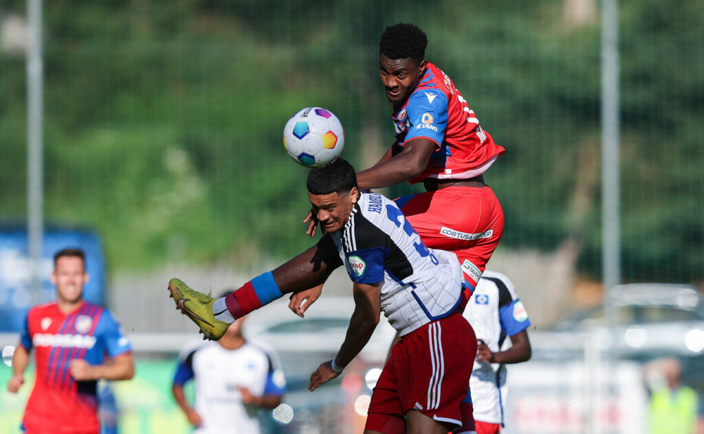 Der Transfer von Rafiu Durosinmi zur SGE droht zu platzen.