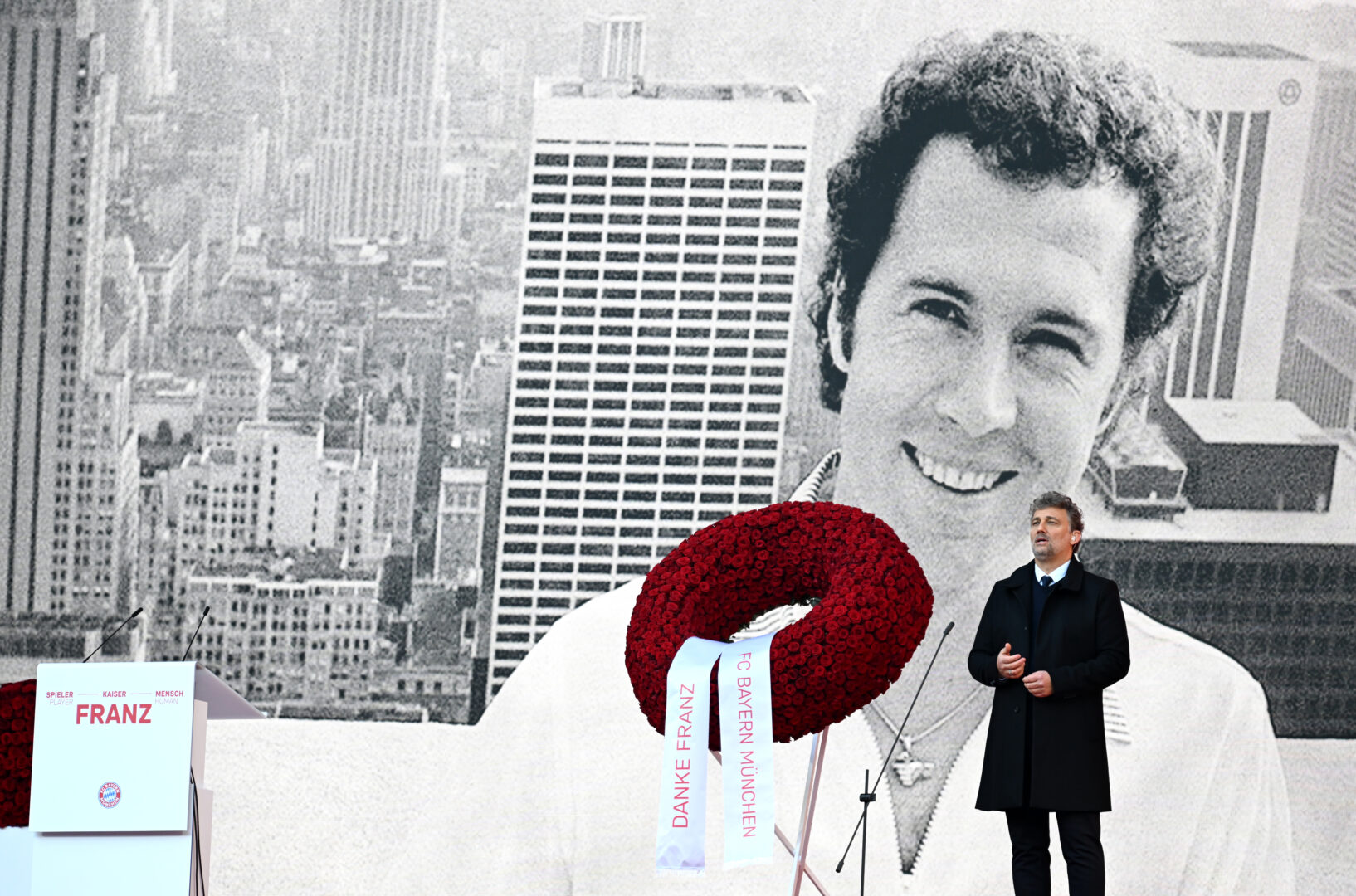 Der FC Bayern möchte dem kürzlich im Alter von 78 Jahren verstorbenen Franz Beckenbauer mit einem Denkmal und der Umbenennung einer Straße gedenken.