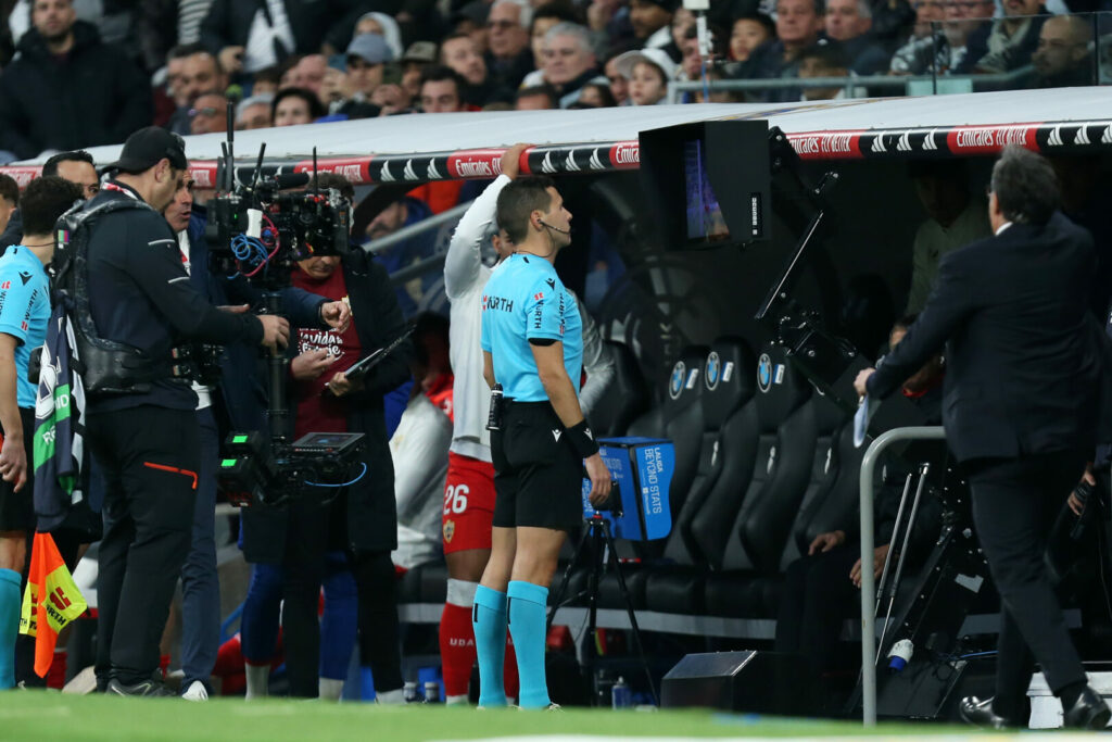 Referee Francisco José Hernández Maeso am Bildschirm. (Photo by Florencia Tan Jun/Getty Images)