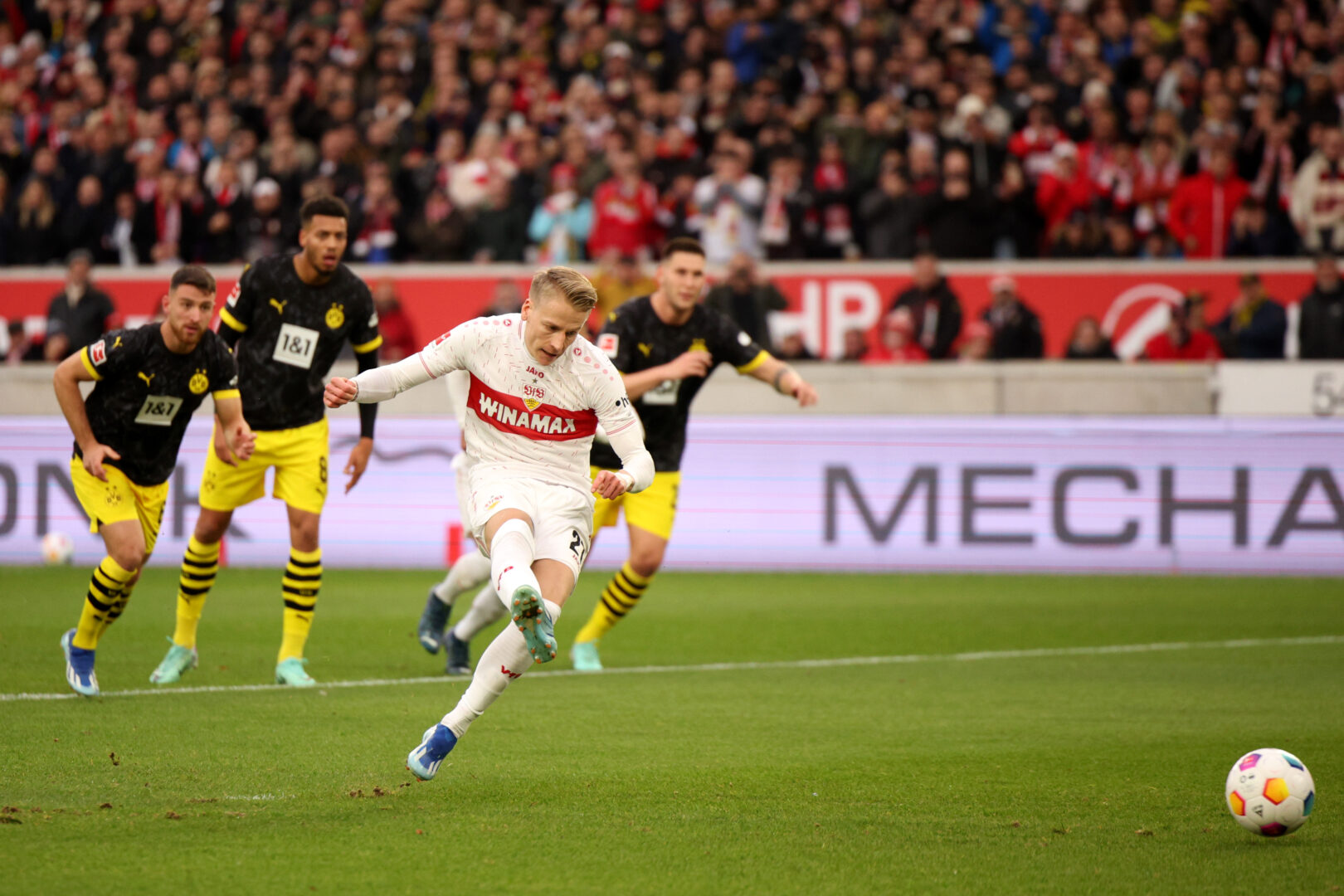 Offiziell: Chris Führich verlängert seinen Vertrag beim VfB Stuttgart!