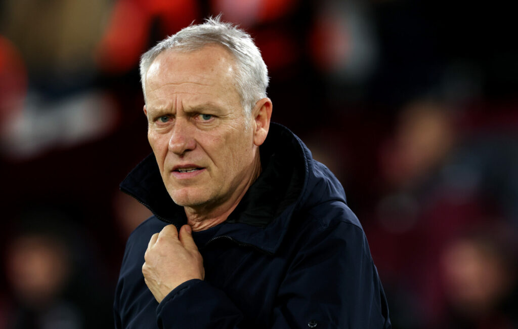 Angeführt von Freiburg-Coach Christian Streich haben sich Klubs und Profis an den landesweiten Protesten gegen den Rechtsruck beteiligt. 