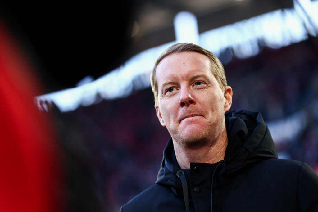 Am Samstagabend empfängt der stark abstiegsbedrohte FC Köln die Eintracht aus Frankfurt zum Top-Spiel des 20. Spieltags. Welche Aufstellungen Timo Schultz und Dino Topmöller dabei aufbieten, erfahrt ihr bei uns.