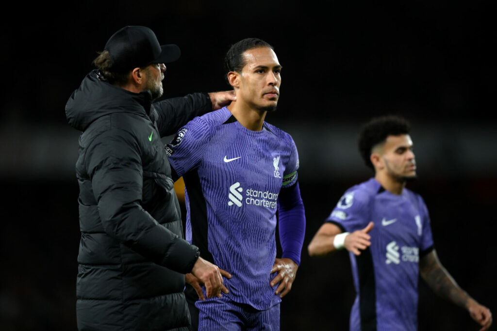 Jürgen Klopp tröstet Virgil van Dijk.