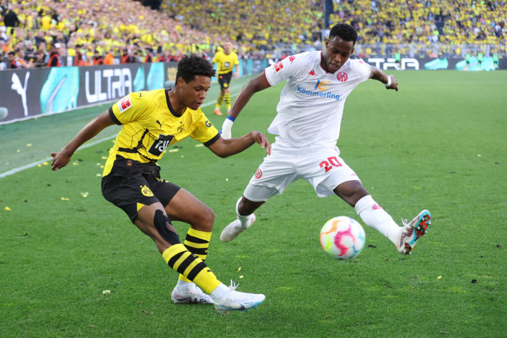 Julien Duranville im Trikot des BVB.