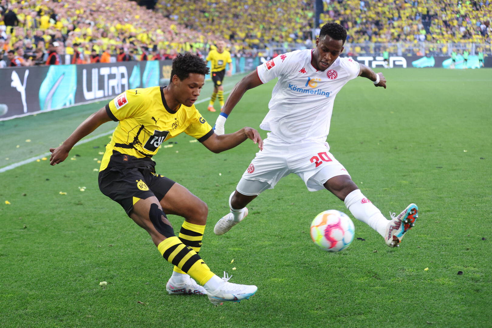 Julien Duranville im Trikot des BVB.