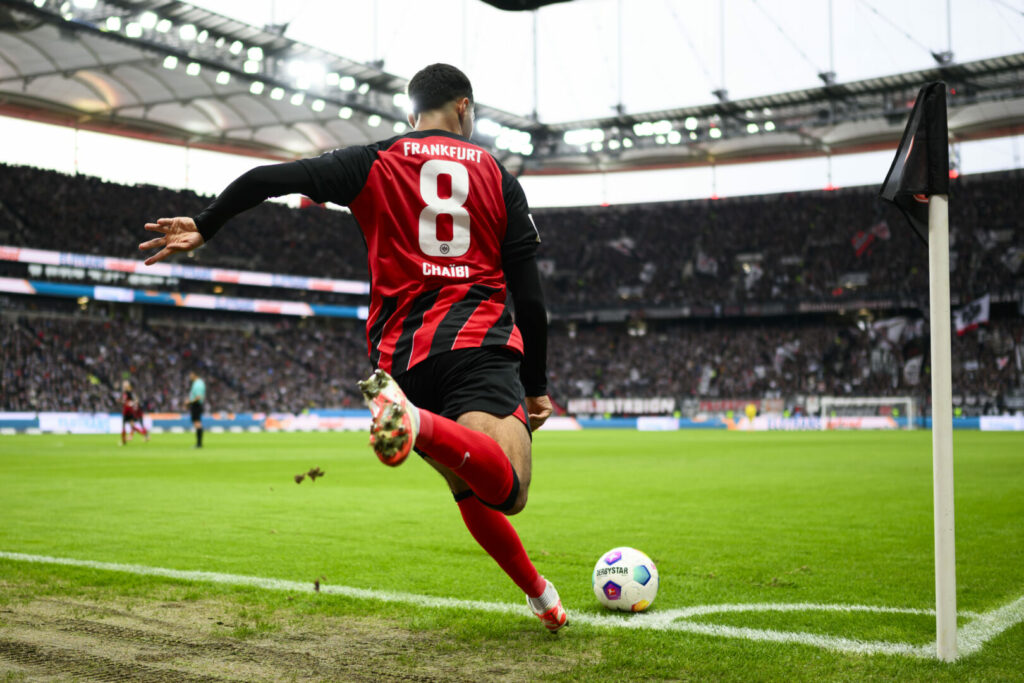 Eintracht Frankfurt: Fares Chaibi bei der Ecke.