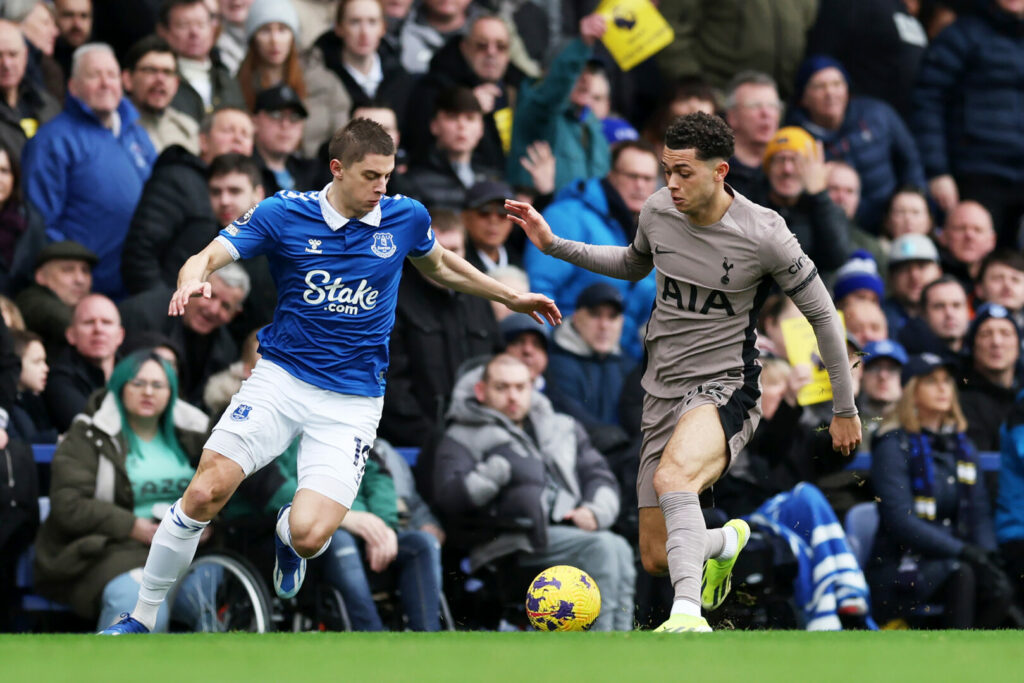 Zum Auftakt des 23. Premier-League-Spieltags empfing der FC Everton die Tottenham Hotspurs im heimischen Goodison Park. Nach 90 teils vogelwilden Spielminuten erkämpfen sich die Toffees einen Punkt.