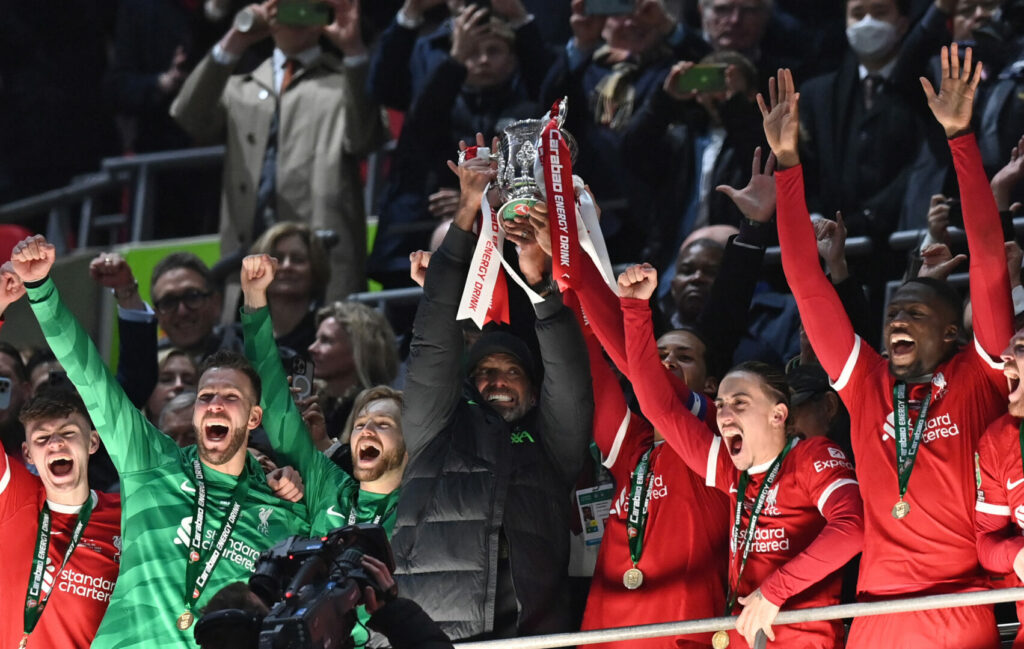 Jürgen Klopp feiert mit dem FC Liverpool den Gewinn des Carabao Cups.