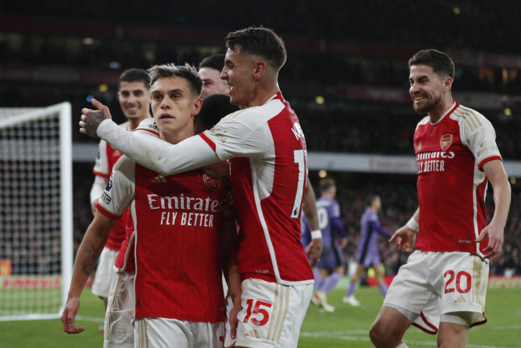 Die Spieler des FC Arsenal feiern das 3:1 gegen Liverpool in der Premier League.