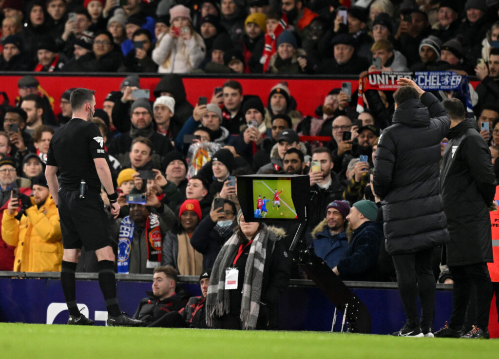 Der VASR sorgt für Unmut in der Premier League. (Photo by OLI SCARFF/AFP via Getty Images)