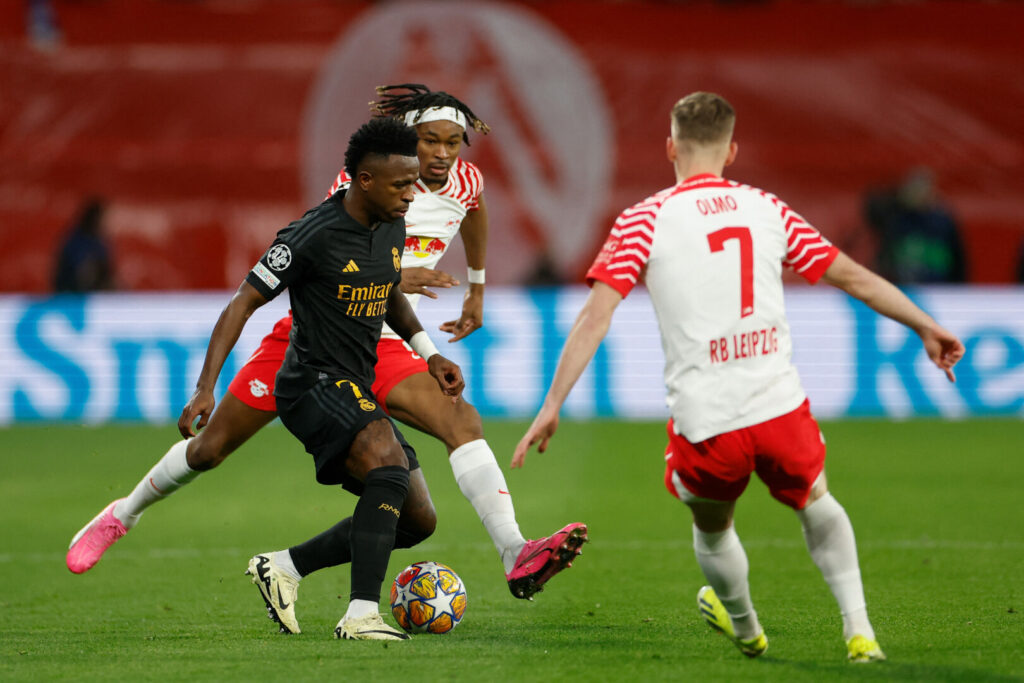 Zum Achtelfinal-Auftakt der diesjährigen Champions-League-Saison empfing RB Leipzig das königliche Starensemble von Real Madrid. Die Sachsen lieferten dem Favoriten einen harten Fight, mussten sich letztendlich aber mit 0:1 geschlagen geben.