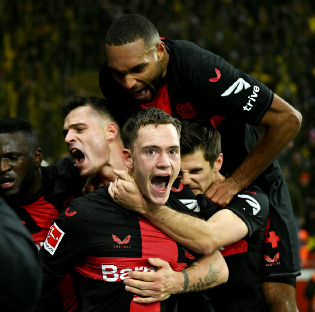 Florian Wirtz in der Leverkusener Jubeltraube