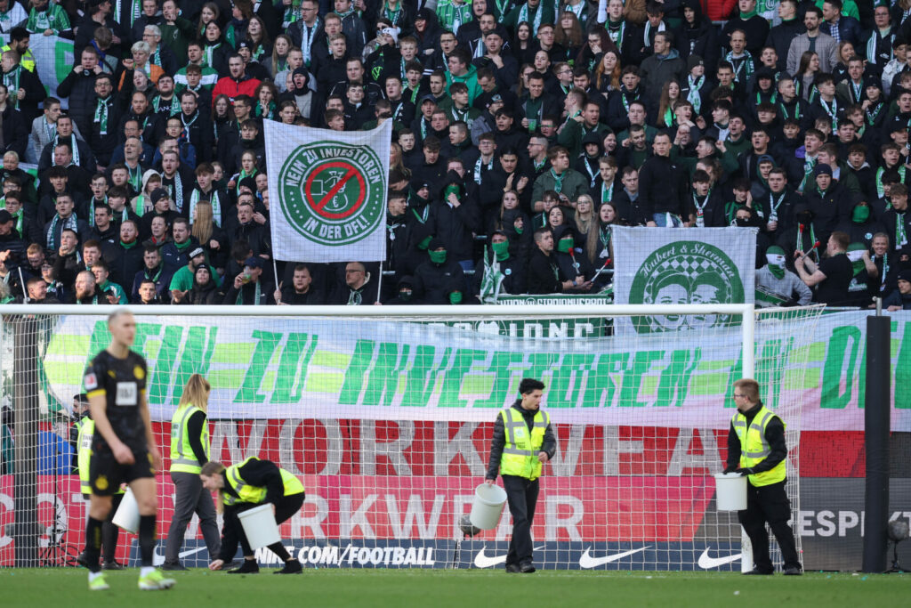 Fan-Proteste beim Spiel VfL Wolfsburg gegen Borussia Dortmund