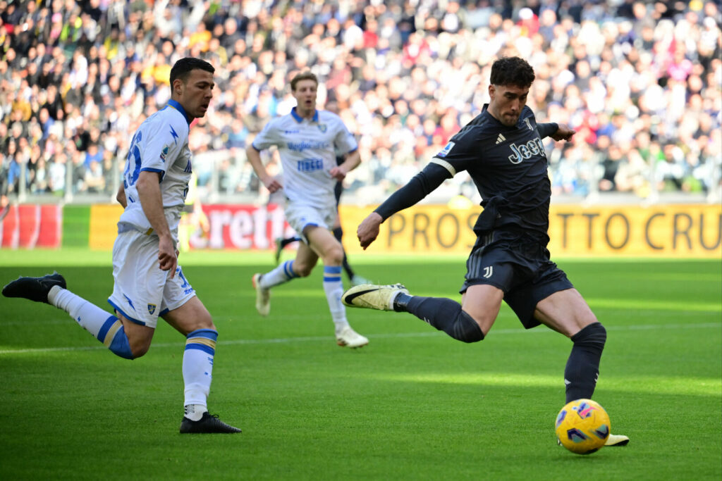 Juventus Turin hat dank eines Last-Minute-Tors mit 3:2 über Frosinone Calcio triumphiert. Die Alte Dame hat somit die vier Siele andauernde Sieglos-Serie unterbrochen und den zweiten Tabellenplatz in der Serie A gefestigt. 