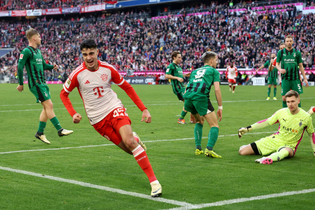 Aleksandar Pavlovic trifft für den FC Bayern.