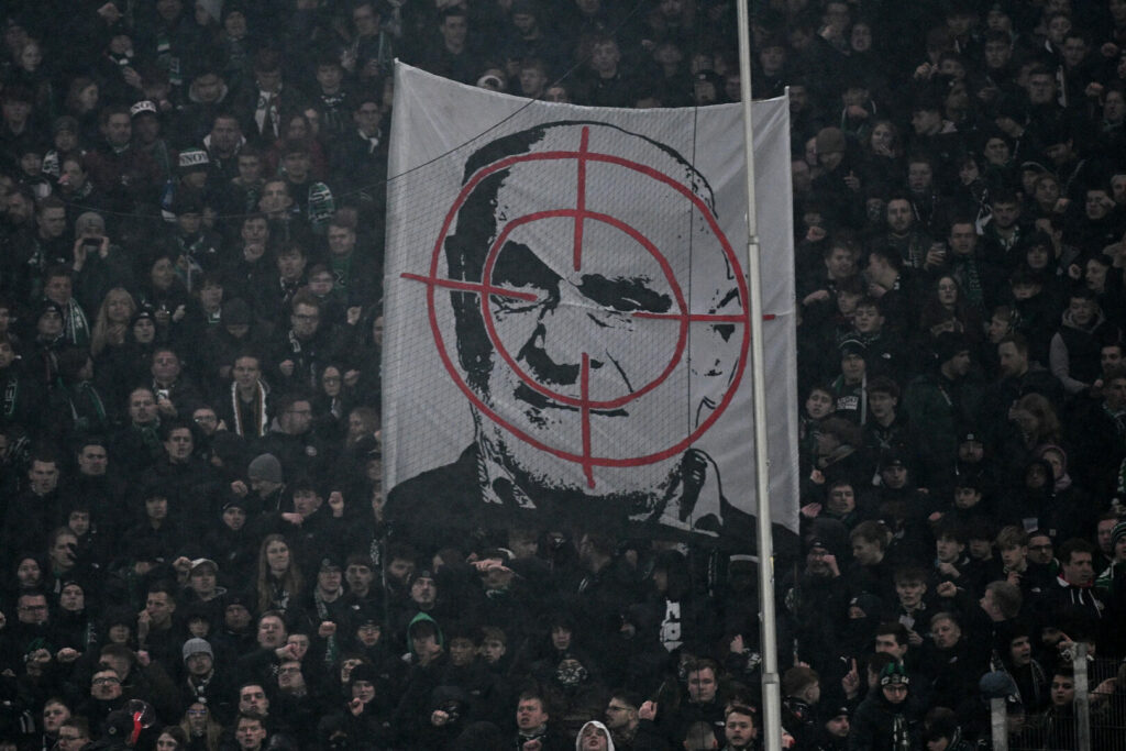 Die Zweitliga-Partie zwischen dem Hamburger SV und Hannover 96 ist zwischenzeitlich fast 40 Minuten lang unterbrochen gewesen. Die mitgereisten 96-Fans präsentierten Banner von Klub-Geschäftsführer Martin Kind im Fadenkreuz. Letztendlich gewannen die Gäste mit 3:2 in der Hansestadt.