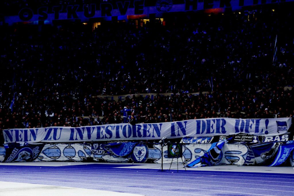 In vielen Stadien wurde gegen den DFL-Investoreneinstieg protestiert. (Photo by Maja Hitij/Getty Images)