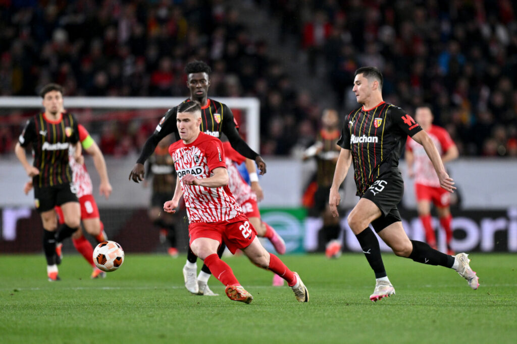 Der SC Freiburg hat sich im Relegations-Rückspiel der Europa League mit 3:2 nach Verlängerung gegen den RC Lens durchgesetzt und steht damit im Achtelfinale. Gegen die Franzosen drehte der Bundesligist einen 0:2-Rückstand. 