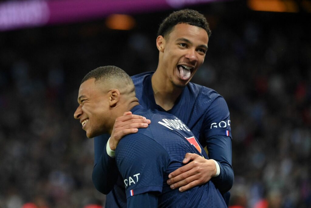 Hugo Ekitike und Kylian Mbappe im Trikot von PSG.
