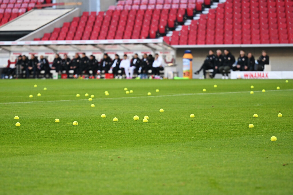 Mit Tennisbällen protestierten Fankurven gegen den Investoreneinstieg. (Photo by Christian Kaspar-Bartke/Getty Images)