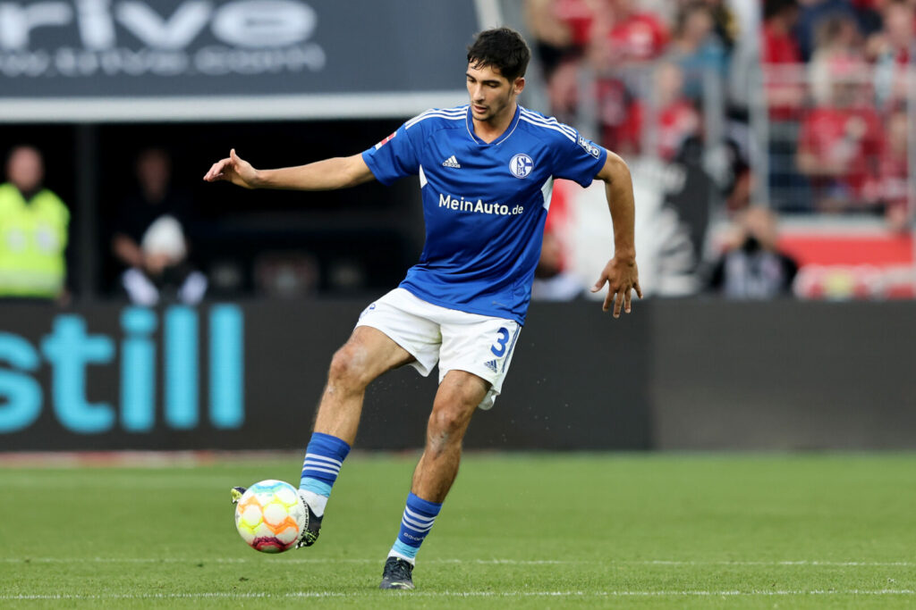 Erneut macht das Knie Probleme: Leo Greiml vom FC Schalke 04.