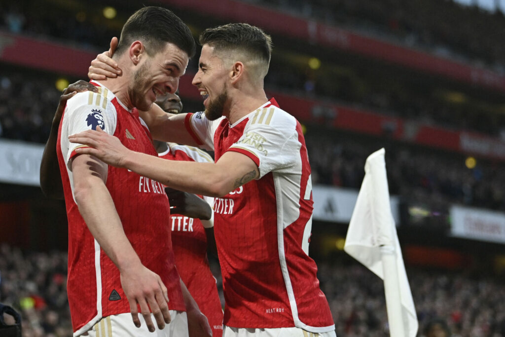 Arsenal feiert den Sieg gegen Brentford.