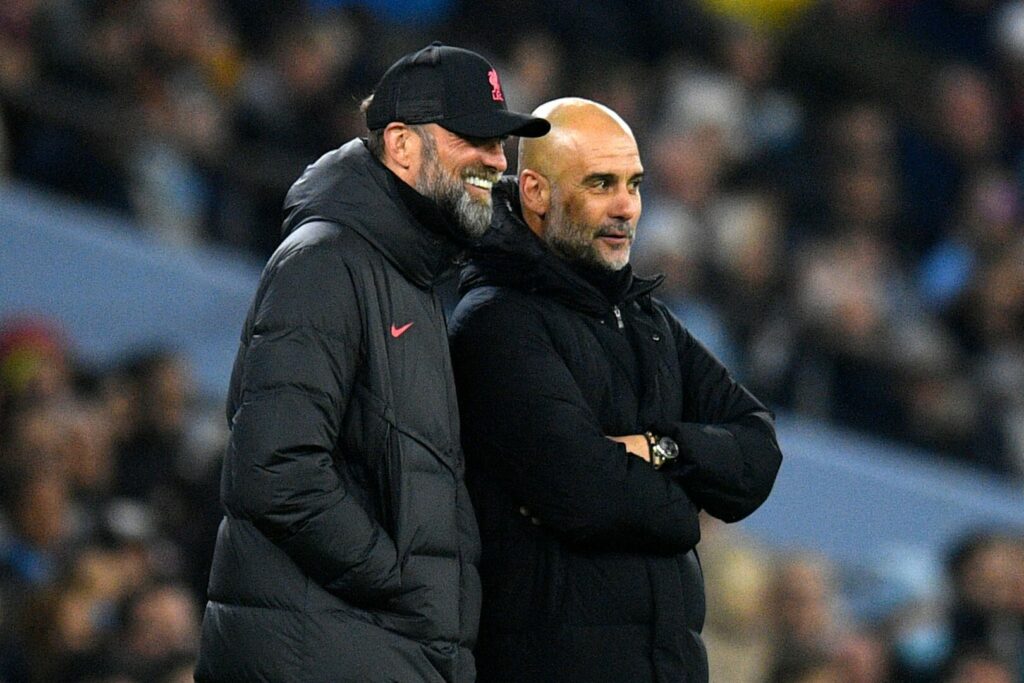 Jürgen Klopp steht neben Pep Guardiola.