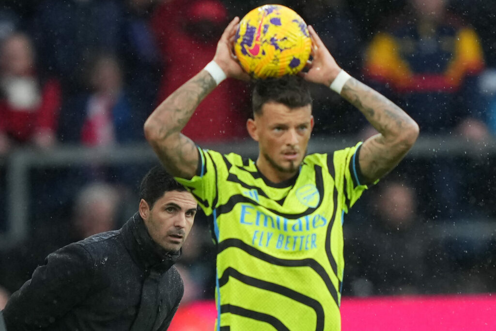 Arsenal-Verteidiger Ben White steht nicht im englischen Aufgebot für die kommenden Testspiele. Möglicherweise hängt dies mit einem Streit zusammen, der sich bei der WM 2022 zwischen White und Co-Trainer Steve Holland ereignete.