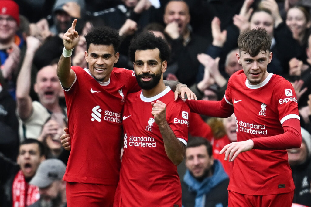 Luis Díaz (l.) und Mohamed Salah bejubeln das Tor für Liverpool gegen Brighton