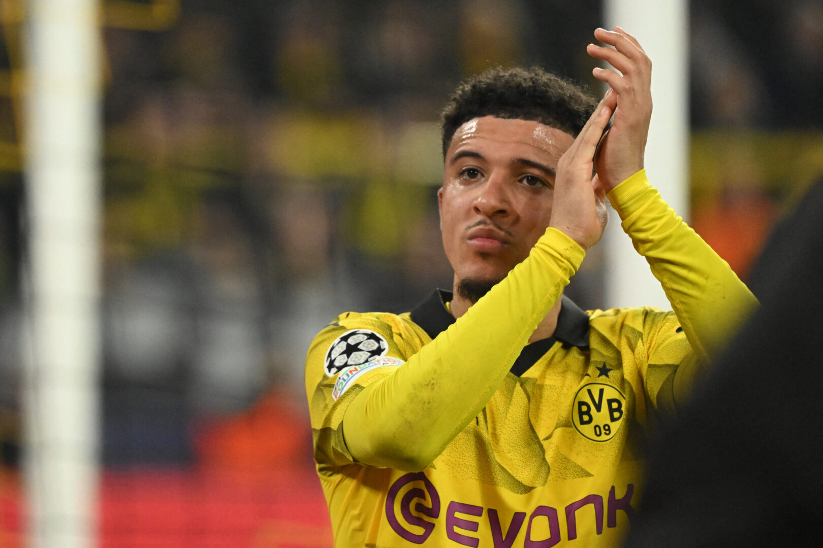 Jadon Sancho wird von den Fans gefeiert.