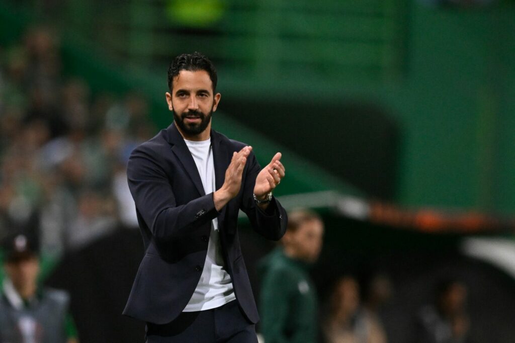 Ruben Amorim sitzt auf der Trainerbank von Sporting CP.