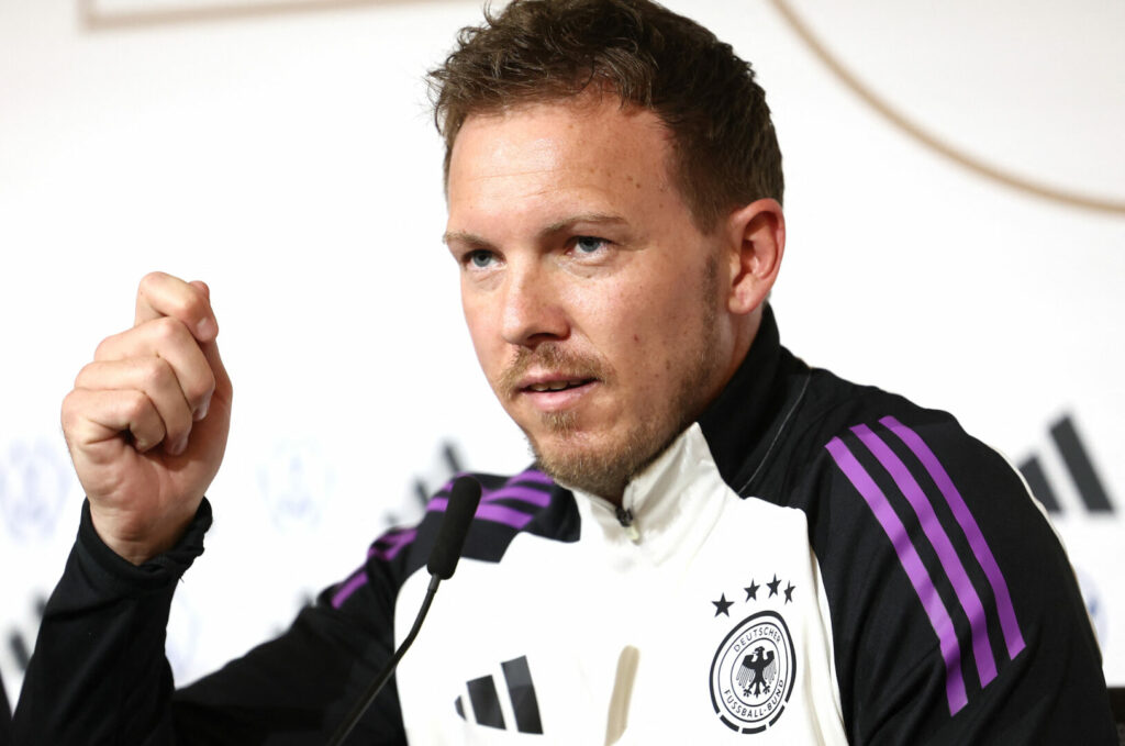 In den vergangenen Tagen war es um die deutsche Nationalmannschaft wieder mal alles andere als ruhig. Erst gestern gab der DFB unter anderem den heiß diskutierten Ausrüsterwechsel bekannt. Bundestrainer Julian Nagelsmann lassen diese Nebenkriegsschauplätze aber kalt. 