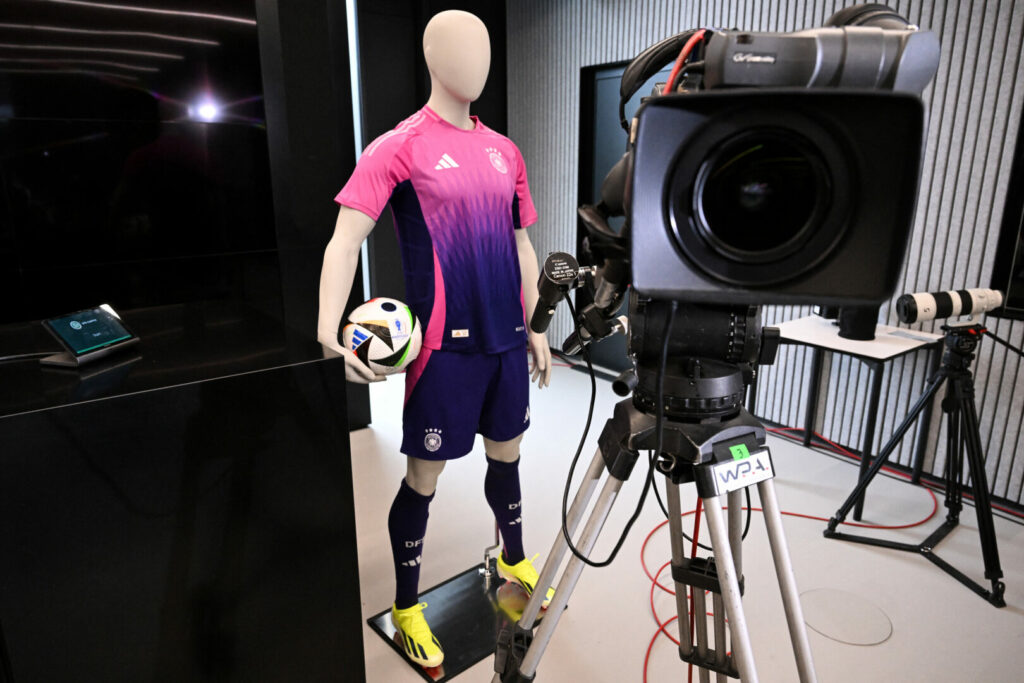 Der Ausrüsterwechsel des DFB von adidas zu Nike war die Nachricht des gestrigen Tages und brachte dem Verband viel Kritik ein. Sportökonom Christoph Breuer äußerte jedoch Verständnis.