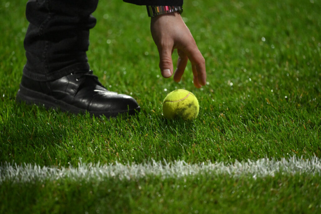 Tennisbälle wurden zum Zeichen des Protestes gegen den Investoreneinstieg