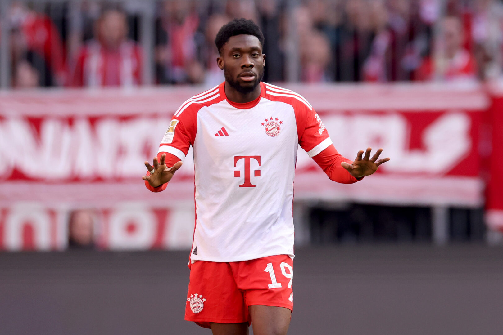 Der FC Bayern stellt Alphonso Davies ein Ultimatum.