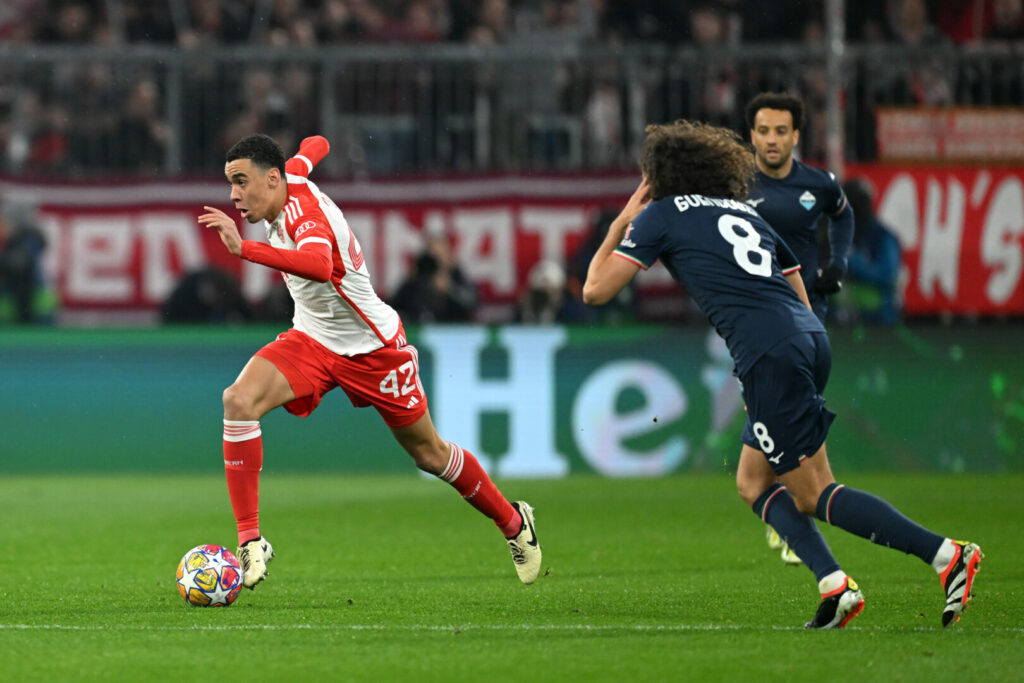 Dieser Sieg dürfte Balsam auf die geschundene Seele des FC Bayern sein. Dank einer äußerst überzeugenden Leistung gewann der Rekordmeister mit 3:0 gegen Lazio Rom und buchte somit das Ticket für das Champions-League-Viertelfinale. 