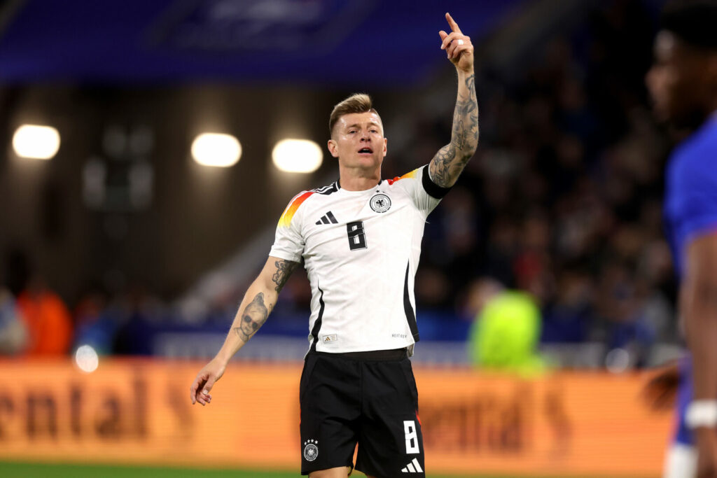 Toni Kroos diktiert das deutsche Spiel.