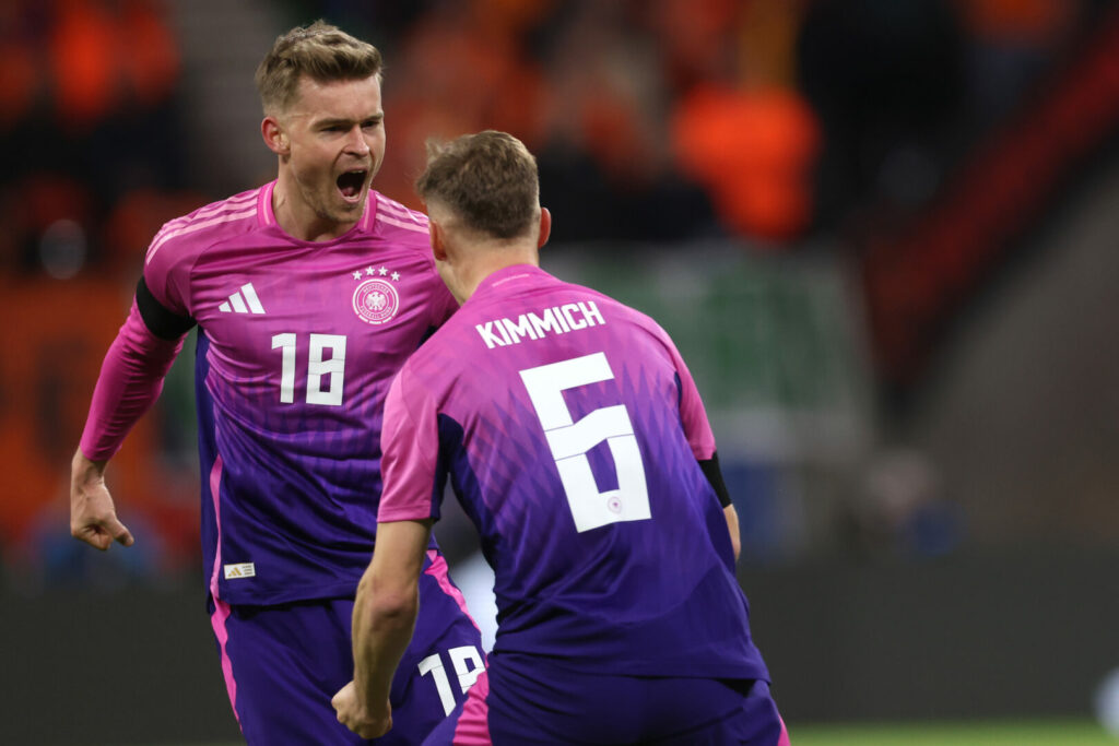 Maximilian Mittelstädt und Joshua Kimmich bejubeln den Ausgleich der DFB-Elf gegen die Niederlande