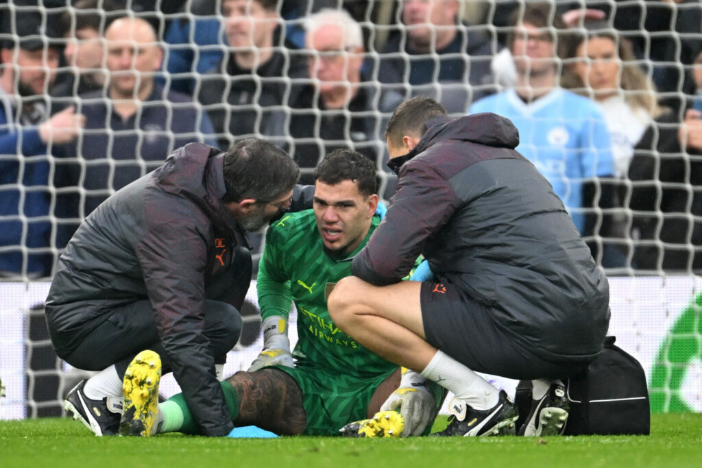 Ederson verletzt sich im Topspiel gegen Liverpool.